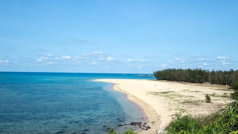 Bãi tắm Vịnh Triều Dương, đảo Phú Quý – Nước trong xanh Bãi tắm Vịnh Triều Dương, đảo Phú Quý – Nước trong xanh