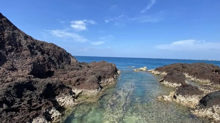 Cảnh quan bãi đá đen và biển xanh Hòn Tranh, Phú Quý