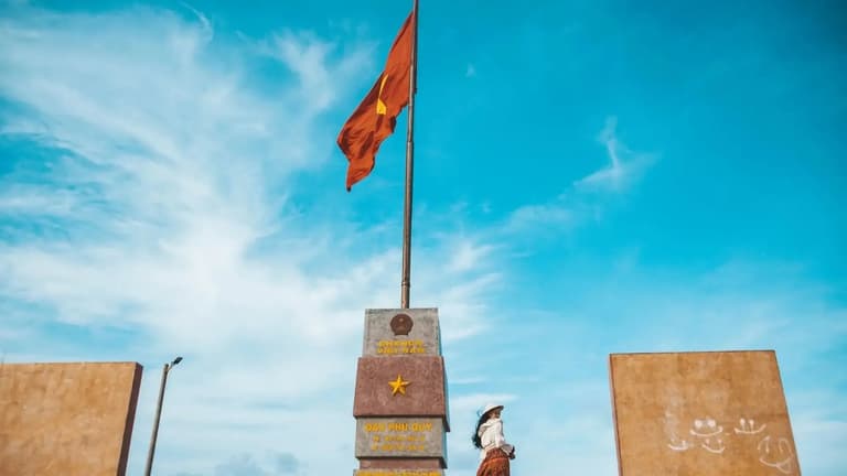 Check-in Cột Cờ Chủ Quyền đảo Phú Quý buổi sáng Check-in Cột Cờ Chủ Quyền đảo Phú Quý buổi sáng