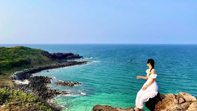 Check-in khe đá Gành Hang Phú Quý nước trong vắt