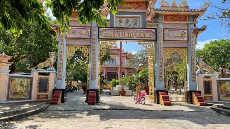 Cổng tam quan Chùa Linh Quang ngôi chùa cổ nhất Phú Quý