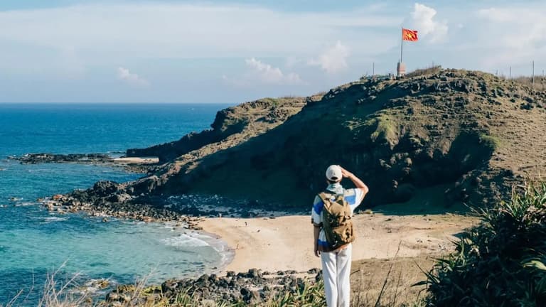 Du khách ngắm Bãi Nhỏ và Cột Cờ đảo Phú Quý
