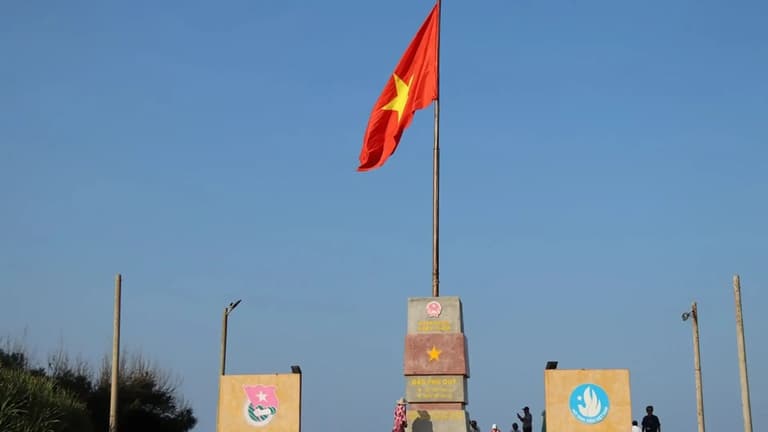 Lá cờ Tổ Quốc tung bay trên Cột Cờ Phú Quý