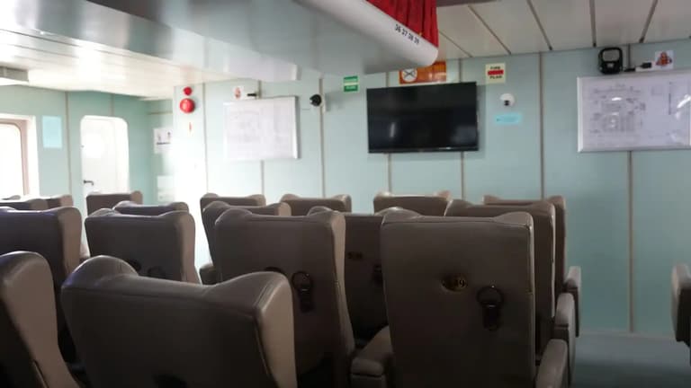 tau-phu-quy-express-trang-bi-tivi