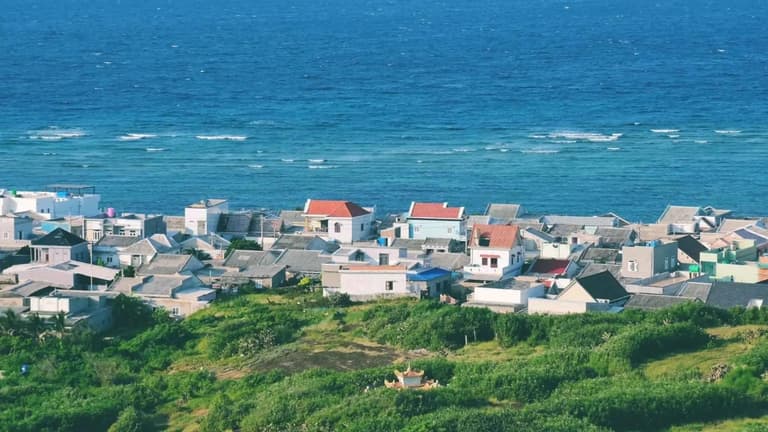 view ngắm toàn cảnh đảo phú quý từ hải đăng